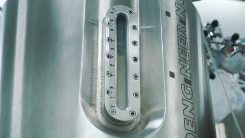 Laboratory machine shaking liquid experiment inside slow motion Video stock 159330144