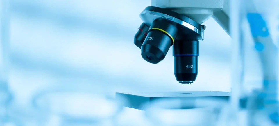 Laboratory microscope lens.modern microscopes in a lab Foto stock