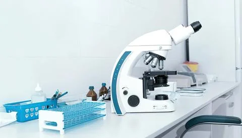 Laboratory microscope with test tubes and equipment Stock-Fotos