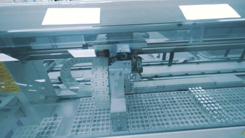 Laboratory robotic machine pick up small sample inside Vídeos de archivo 158525942