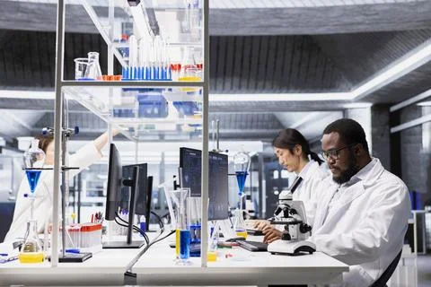 Laboratory scientist using computer software to process DNA patient data Foto stock