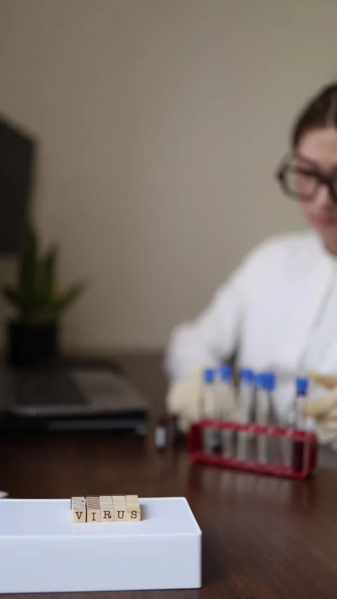 Laboratory specialist testing for viruses 库存影片 337336640