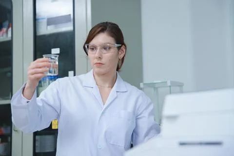 Laboratory technician analyzing chemical solution in a lab 库存照片