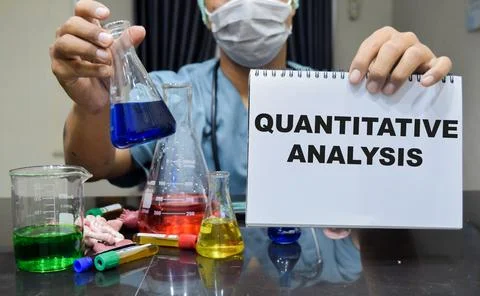 A laboratory technician conducting quantitative data analysis in a lab. Foto stock