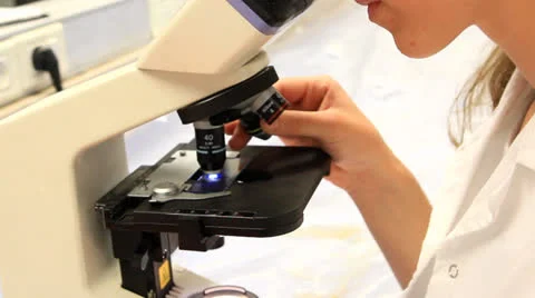 Laboratory technician with a microscope 스톡 동영상 25593522