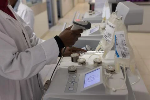 Laboratory technician scanning bar code of plasma bags Stock-Fotos