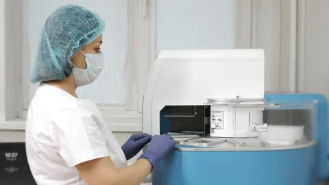 Laboratory technician using nucleic acid extraction station for PCR test. 動画素材 321577313
