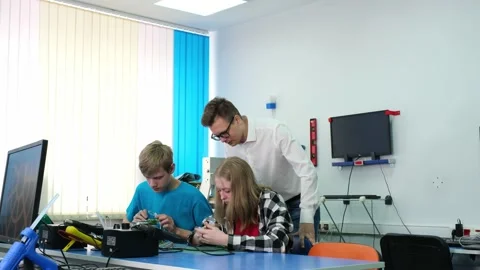 Laboratory work with electrical devices Vidéo 171291591