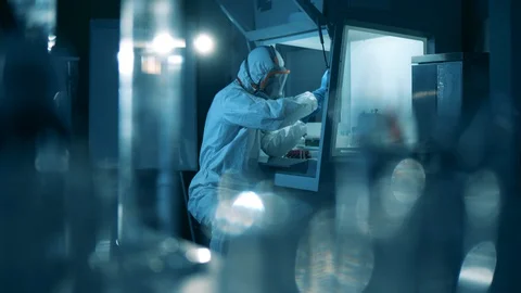 Laboratory worker develops a vaccine while working with covid-19 tests. 스톡 동영상 128839151