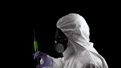 Laboratory worker holding a green injection syringe Vídeo Stock 248070693
