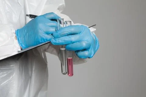 Laboratory worker holding test tubes with substance samples for analysis and  Foto stock