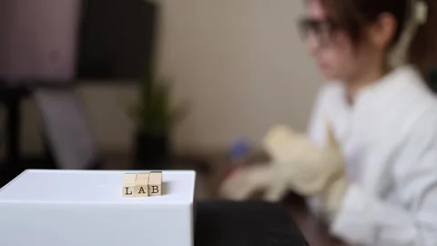 Laboratory worker reviews research data Vidéo 337571379