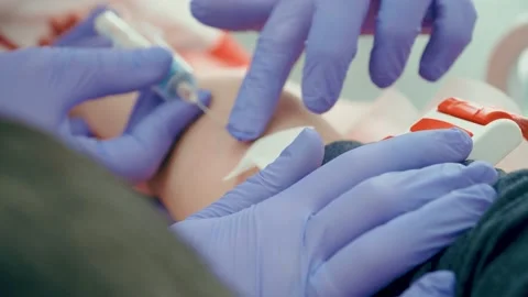 Laboratory worker in safety gloves taking blood sample from vein for antibodies Vidéo 152832912