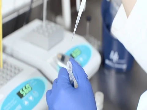 Laboratory worker take a sample Vídeo Stock 75766657