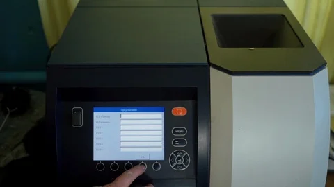 Laborer presses a button on electronic device to analyze the quality of crops 库存影片 98110518