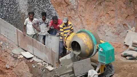 Laborers Pouring Cement at Construction Site in Nuwara Eliya, Sri Lanka Видео 76008398