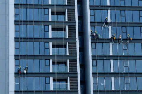 Laborers work at a newly built building in Hanoi, Viet Nam - 24 Sep 2018 Fotos de archivo