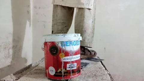 A labour applying is Berger paint on a wall 動画素材 166882308