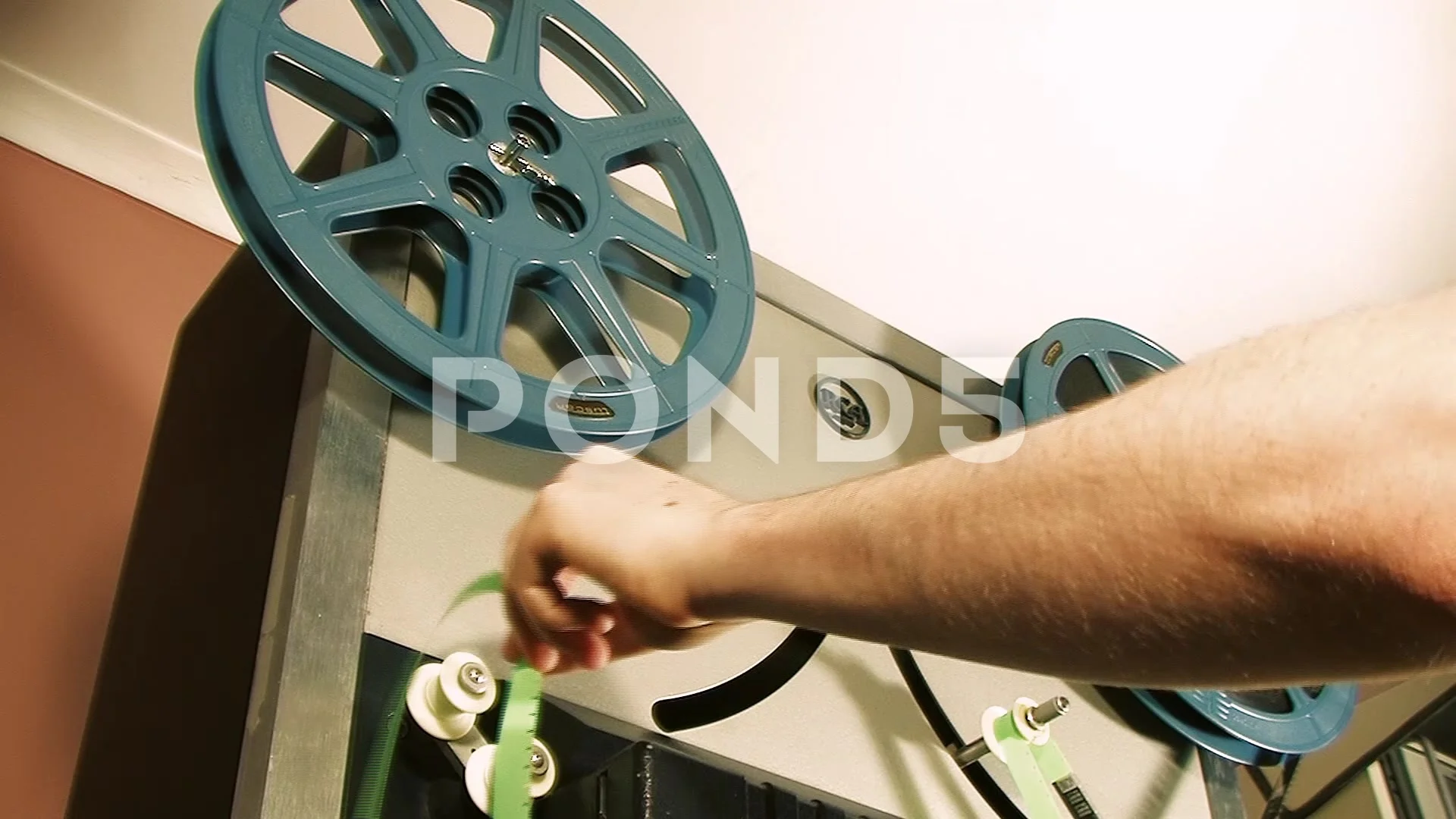 LACING 16MM FILM ON AN RCA TP66 TELECINE, Stock Video