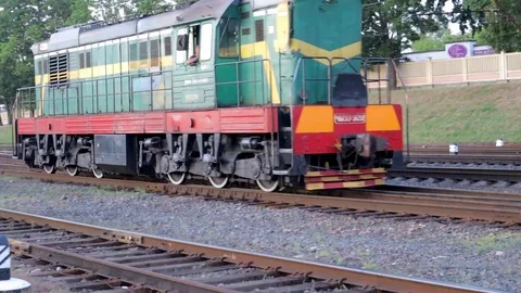 Lacomative moves on the rails Vídeo Stock 111577057