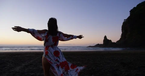 Lad in red on beach sunset Vídeo Stock 125416951