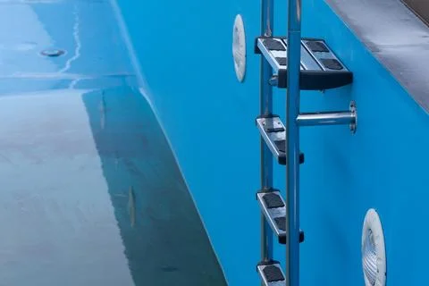 Ladder in an empty pool without water. Foto stock