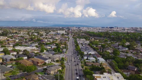 Ladera Heights Aerial Pullback View Along Boulevard Toward Inglewood Vidéo 334356475