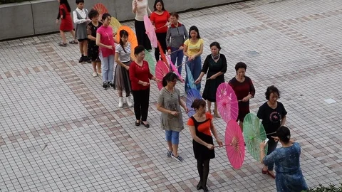 Ladies practicing Parasol dance  outside Taipei National Concert Hall Taiwan 動画素材 105792854