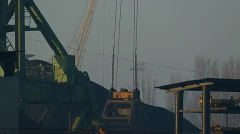 Ladle crane sways in the wind Stock-Footage 58583015