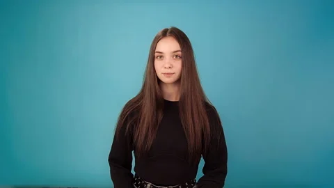 Lady brunette model talks Stockbeeldmateriaal 157631100