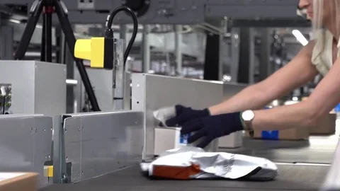 Lady correcting parcels on conveyor - time lapse 스톡 동영상 83627611