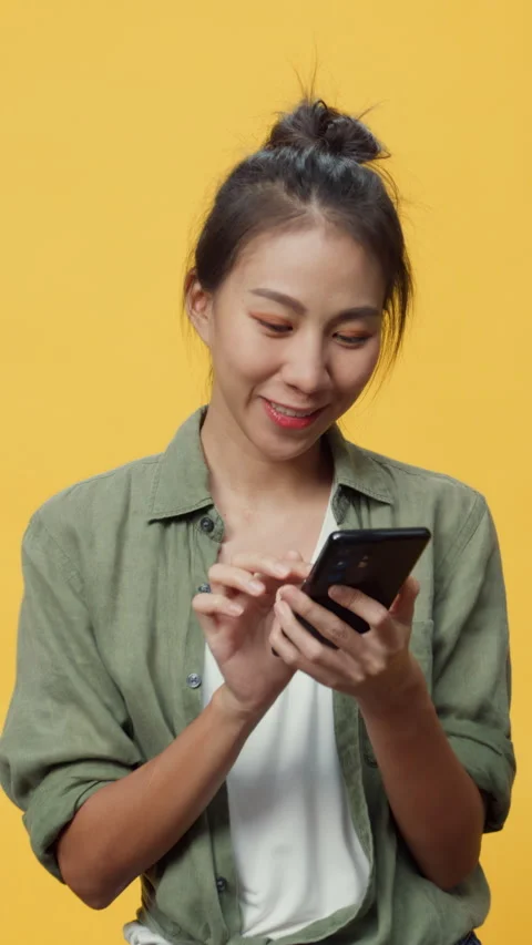Lady on empty space play smartphone feel boring thinking send message. 動画素材 347192522