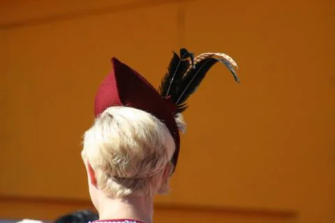 Lady with feather on hat from back Stockfoto's