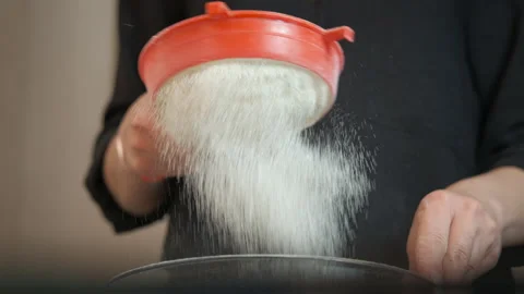 Lady hands sieve wheat flour into bowl on table. Vidéo 307382653