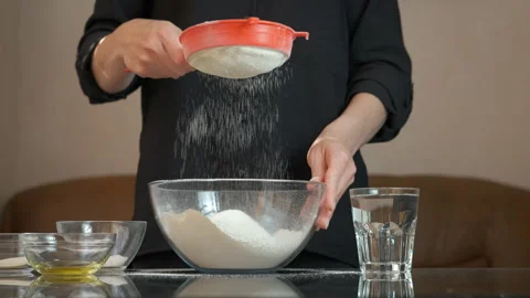 Lady hands sift flour for dough preparation. Vidéo 289147288