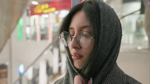 Lady Holding Scarf Inside Elevator with Glass Background and People Outside Vídeos de archivo 310148735