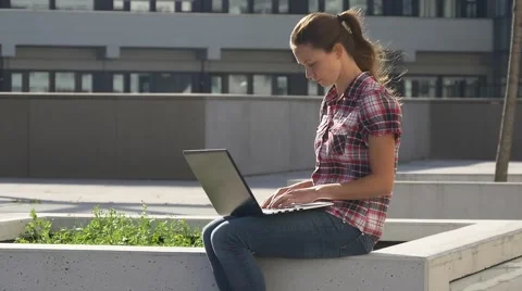 Lady with the laptop in the wind Video stock 66886408