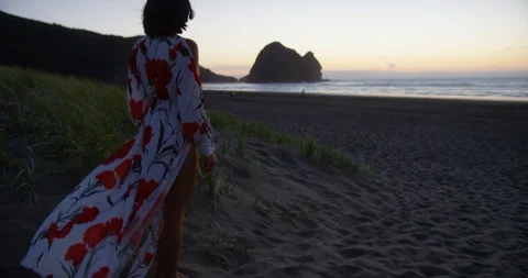 Lady looking out to sunset beach views Vídeo Stock 125413333