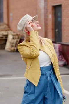 Lady looking up in the sky. Looking to something overhead. Foto stock