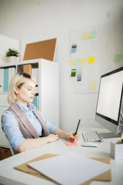 Lady manager making notes on sticker Foto stock