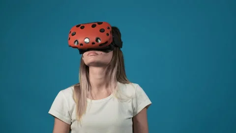 Lady with orange virtual reality headset screams at wall 스톡 동영상 130894392