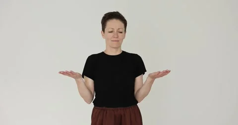 Lady presenter shows balance with open palms and weighs options Vídeo Stock 318322780