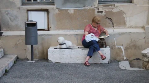 Lady reading a book outside Видео 45925963