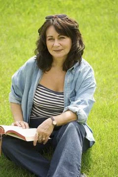 Lady Reading In The Park Foto stock