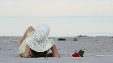 Lady resting on the beach and looking at the sea Video stock 12272463