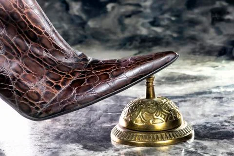 Lady Ringing Service bell. Foto stock