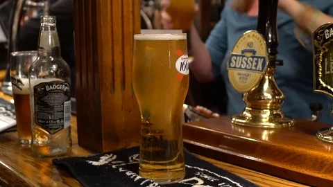 Lady serving draft beer in an English Pub Vídeo Stock 89782275
