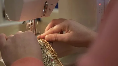 Lady on Sewing Machine Close Up Stockbeeldmateriaal 80658525