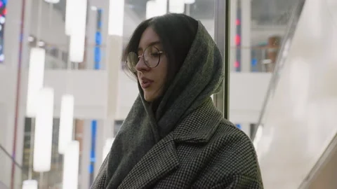 Lady Sips Juice While Ascending in Glass Elevator in Mall Vídeos de archivo 310147786