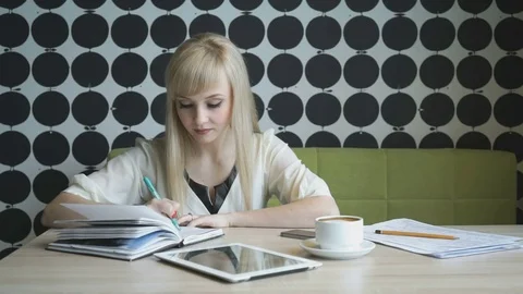 Lady sitting at the cafe during coffee break Vídeo Stock 69809892
